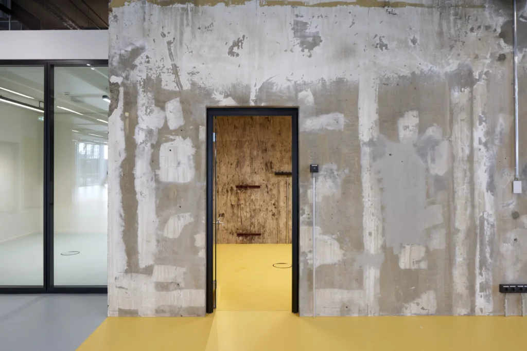 Shell office space with existing concrete walls at former Centrum Warenhaus Berlin