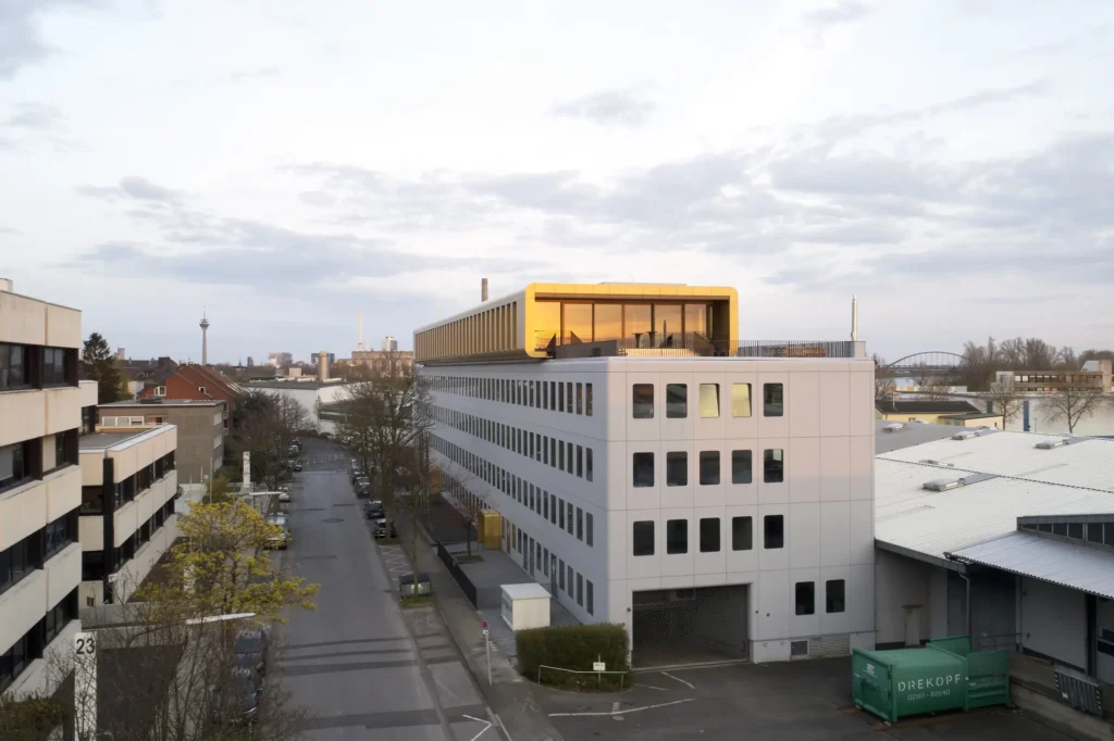 Werft16 by Kresings at blue hour with illuminated gold extension in Düsseldorf