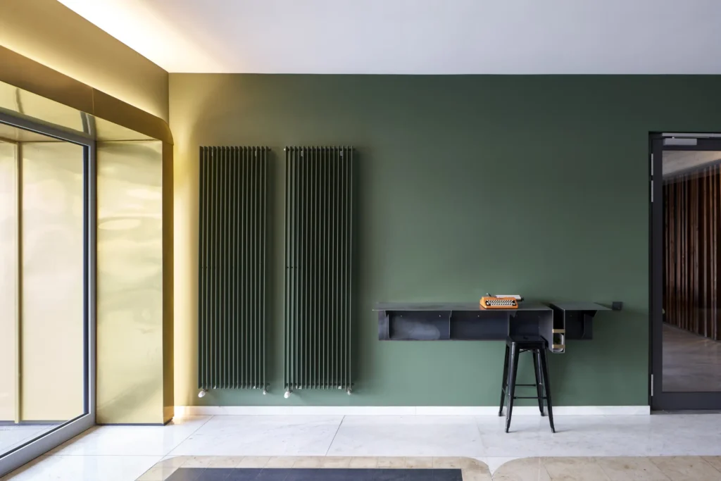 Gold-framed entrance and green wall of Werft16 by Kresings in Düsseldorf