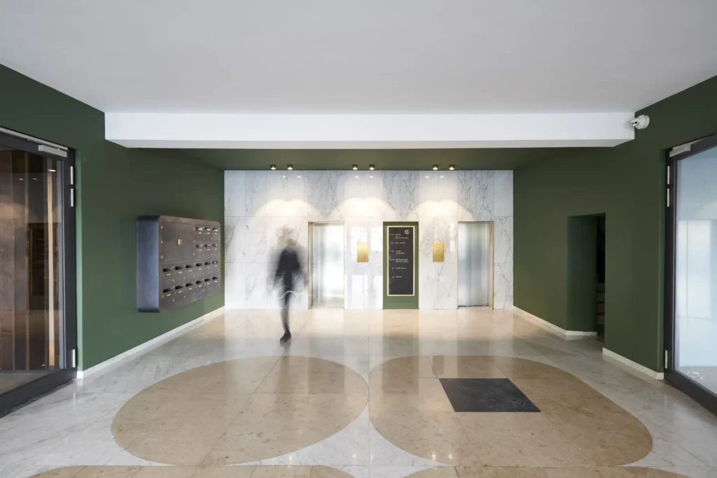 Marble-floored lobby at Werft16 with warm lighting in Düsseldorf