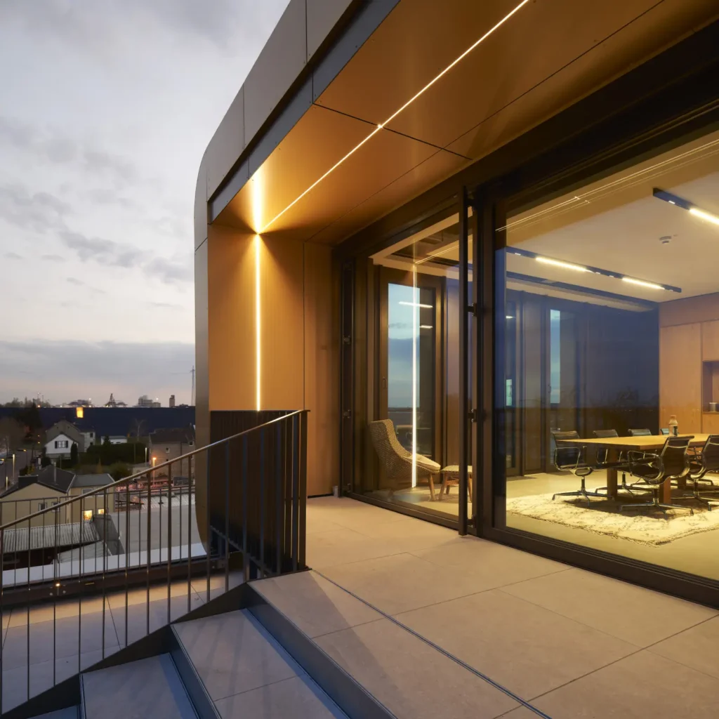 Rooftop terrace with glass-walled office lounge at Werft16 in Düsseldorf
