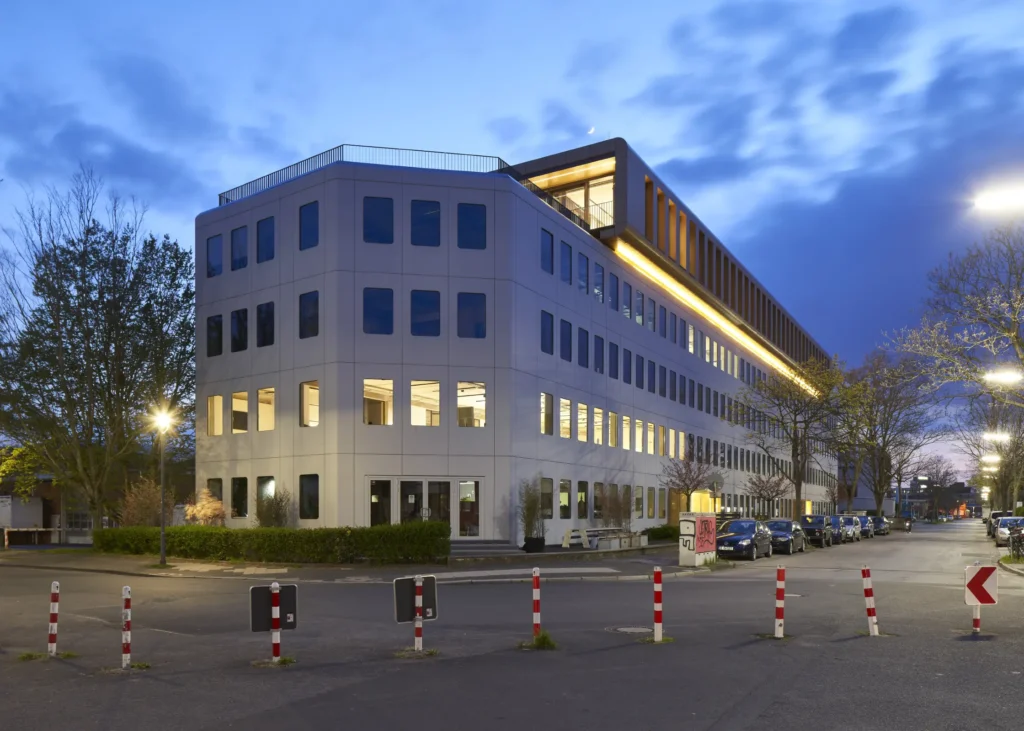 Werft16 by Kresings at blue hour with illuminated gold extension in Düsseldorf