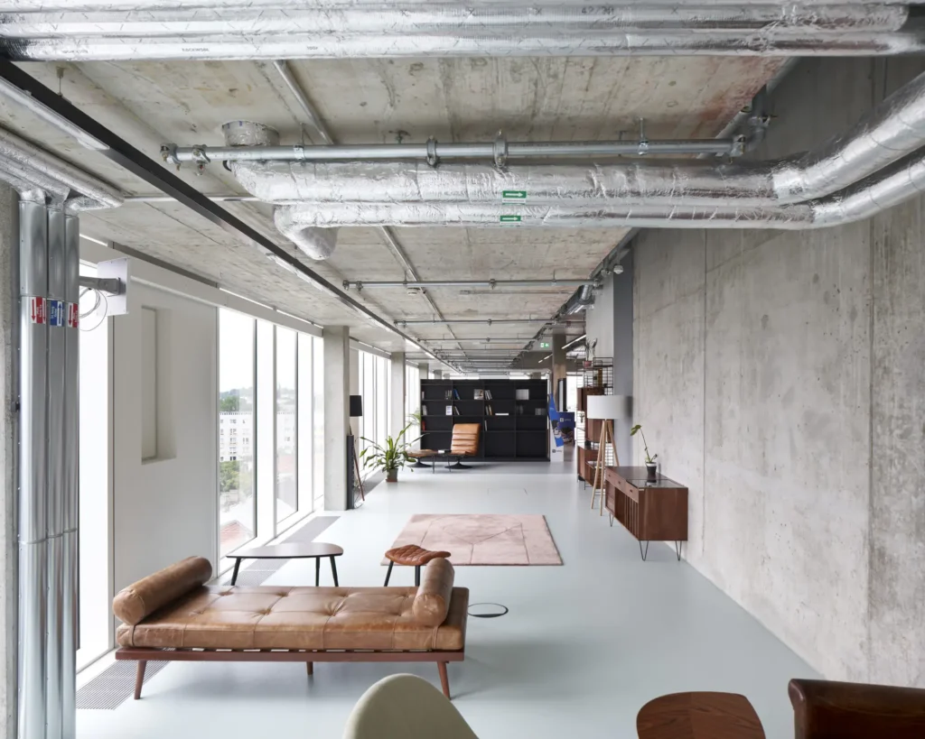 Coworking space with lounge seating at UP! Berlin by Jasper Architects
