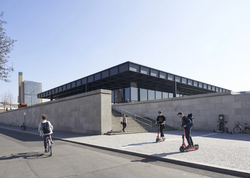 People on e-scooters in front of the Neue Nationalgalerie in Berlin