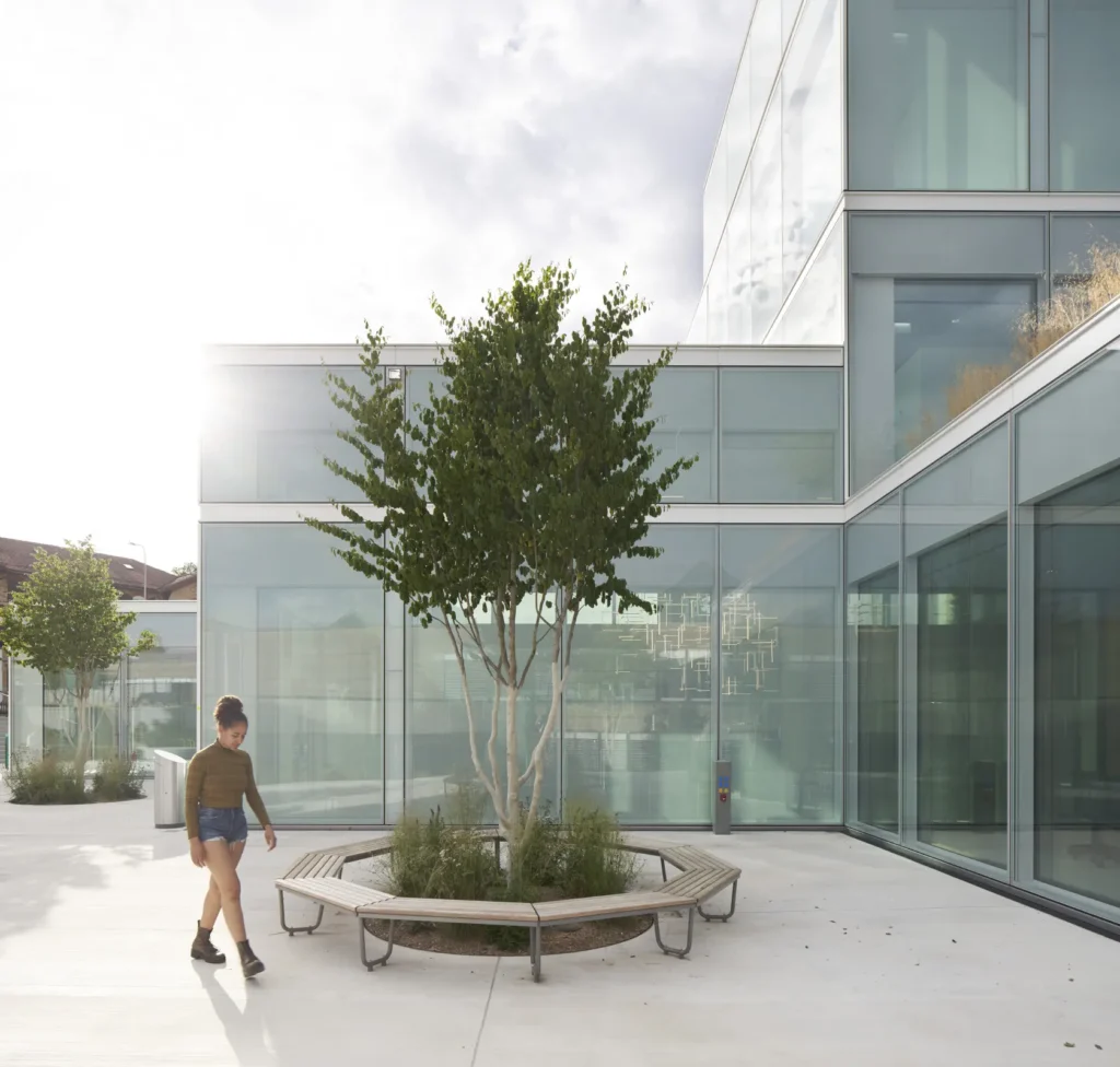 Woman approaching a bench at the SQUARE Learning Center in St. Gallen