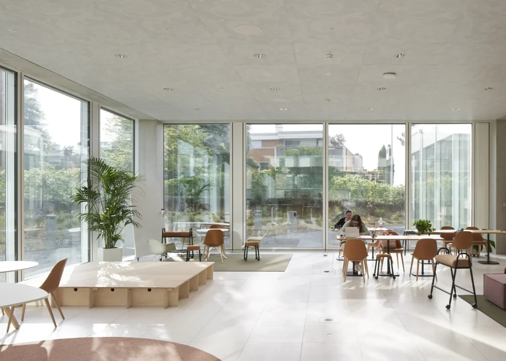 Flexible workspace with movable furniture inside the SQUARE Learning Center
