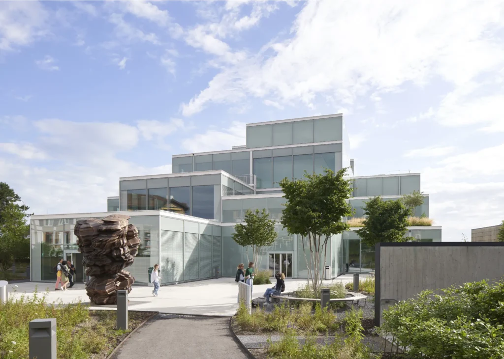 Courtyard with circular bench and tree at the SQUARE Learning Center in St. Gallen