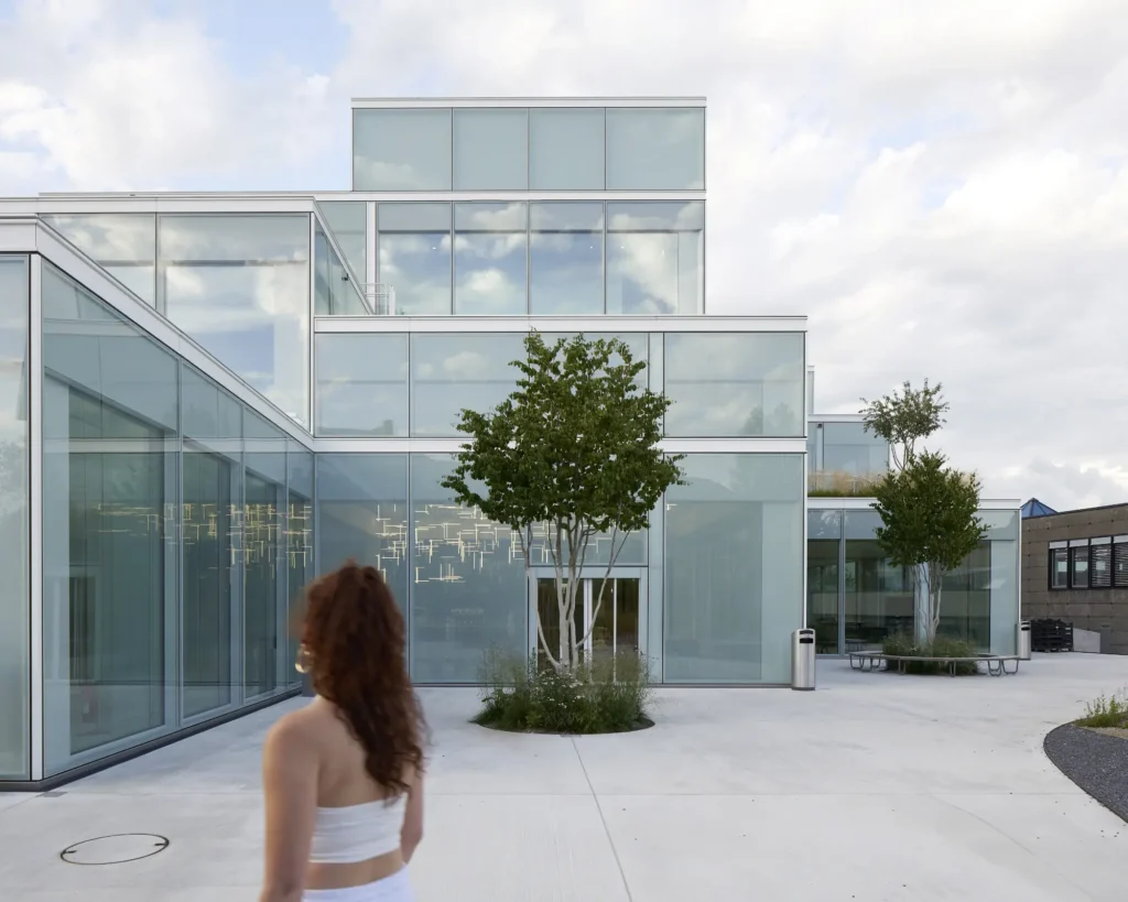 Girl looking at the SQUARE Learning Center on the University of St. Gallen campus