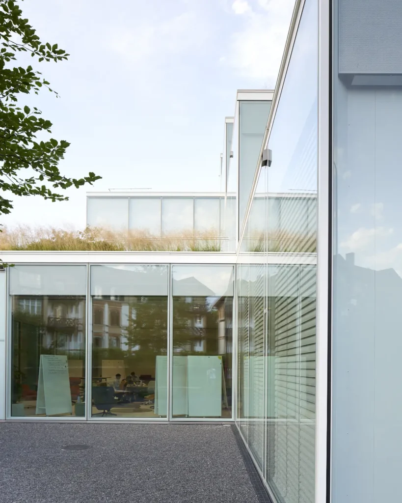 Rooftop garden with wild planting between the glass volumes of the SQUARE Learning Center