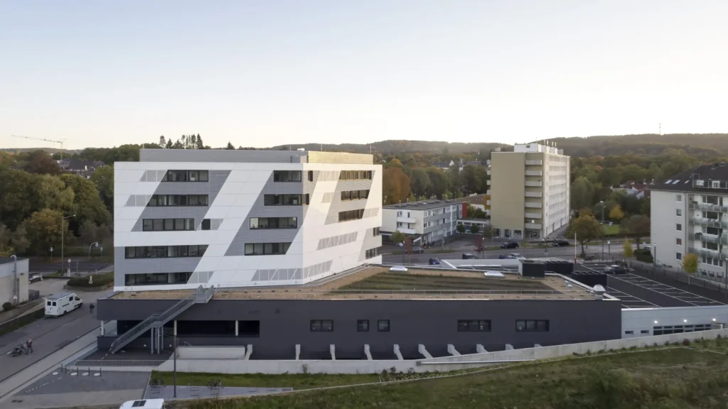 Side view with sunken courtyard of the KMAC building by studioMDA in Aachen