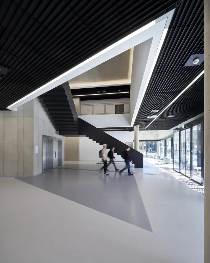 Students leaving the KMAC building by studioMDA at FH Aachen