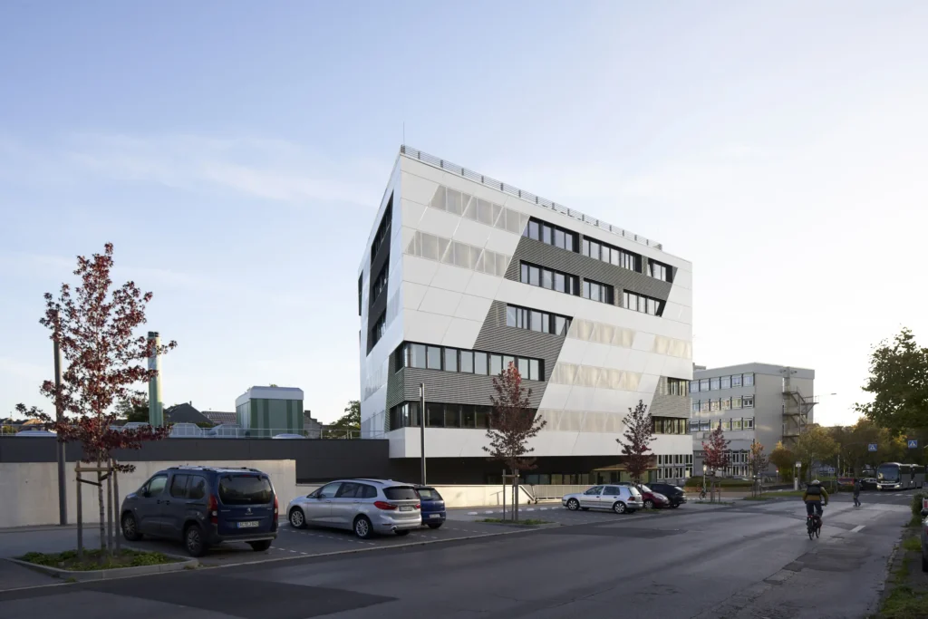 Cyclist passing the KMAC building by studioMDA in Aachen