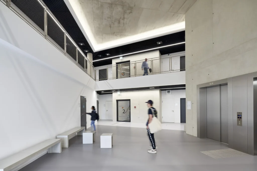 Students entering the KMAC building by studioMDA at FH Aachen