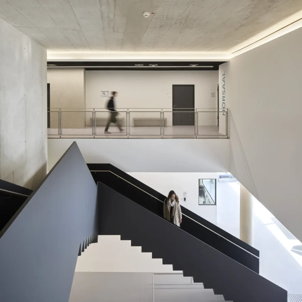 Students entering the KMAC building by studioMDA at FH Aachen