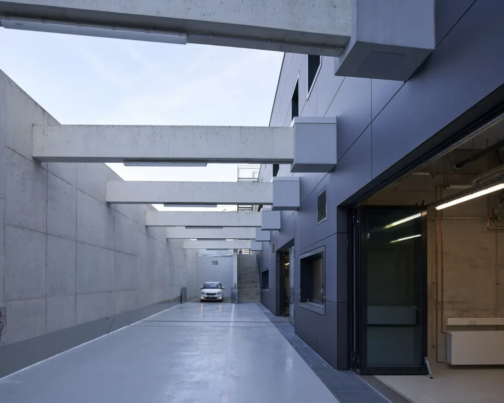 Car lift to the sunken courtyard of the KMAC building by studioMDA in Aachen
