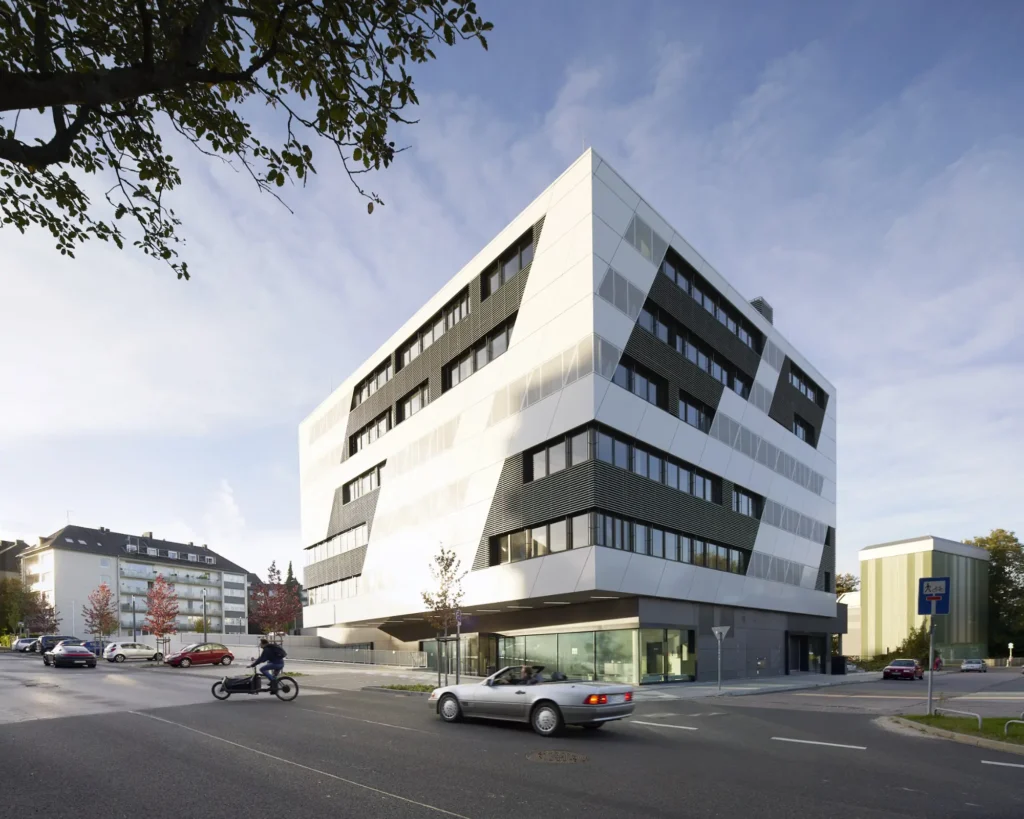 Center for Advanced Mobility KMAC by studioMDA at FH Aachen with car and cyclist
