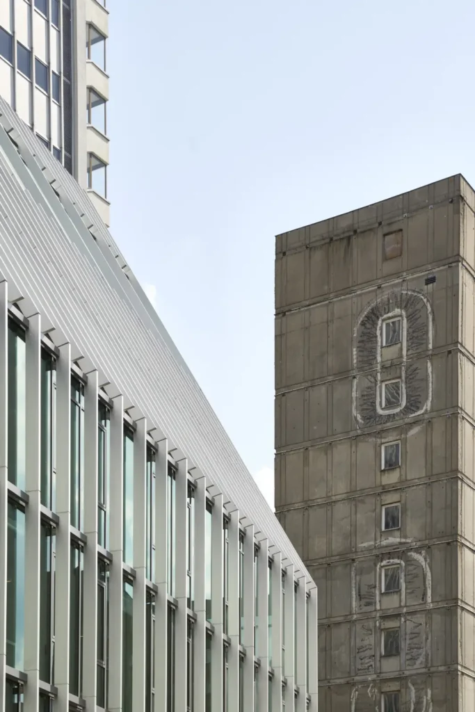 Junction between original concrete high-rise and new glass podium at Pressehaus Berlin