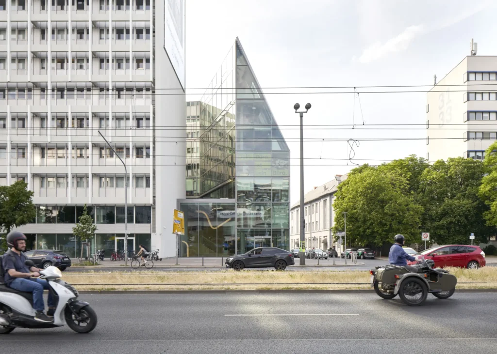 Traffic in front of the podium building at Pressehaus am Alexanderplatz by GMP Architects